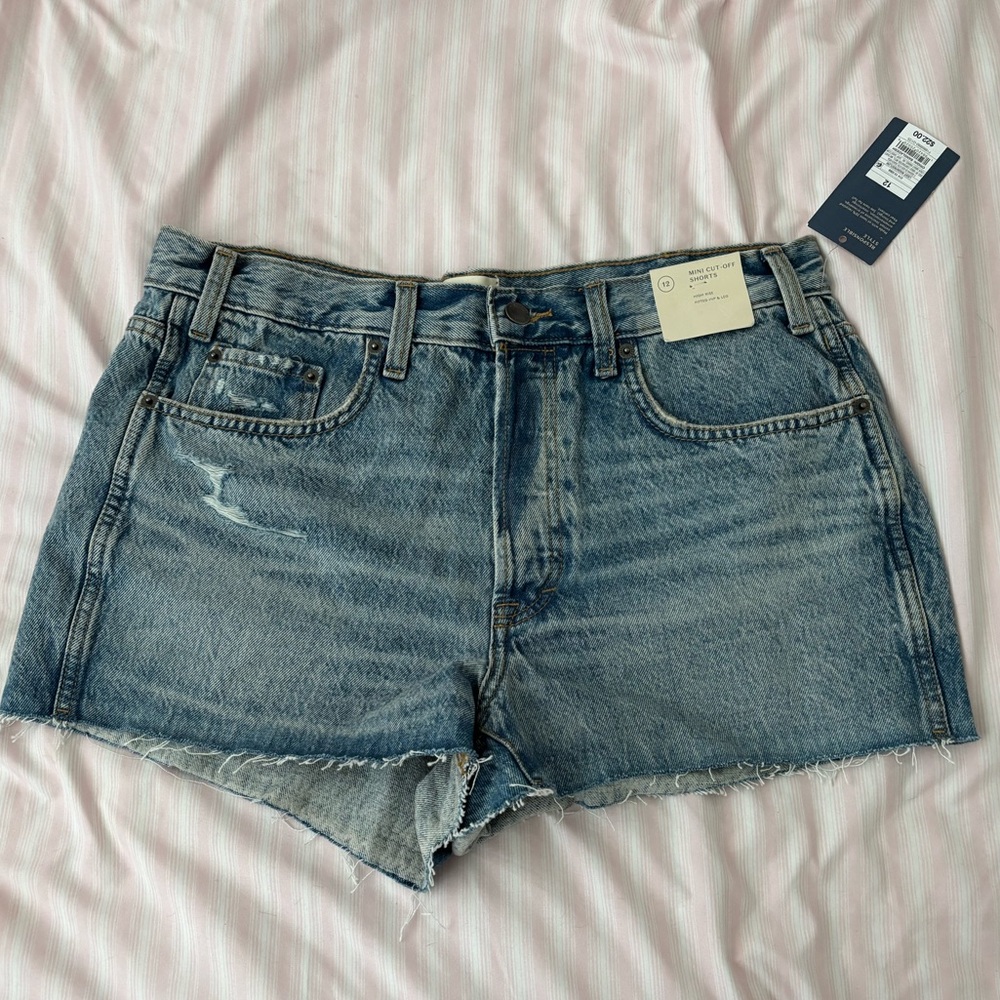 Cut Off Lightwash Denim Shorts